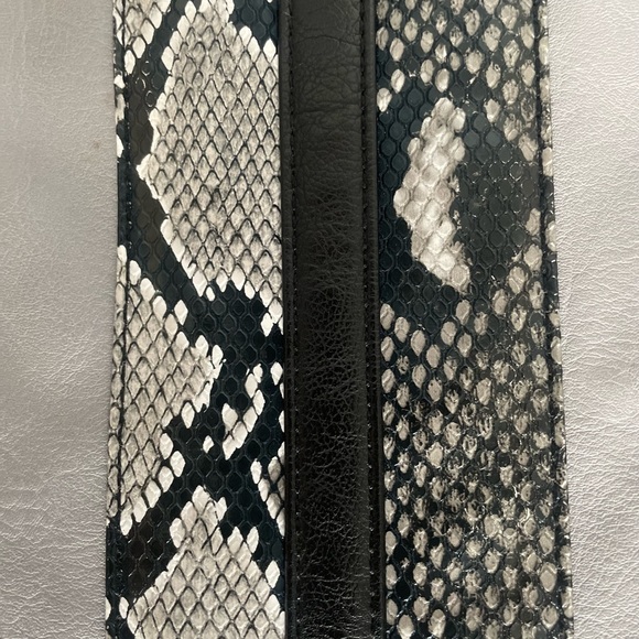 B Lush Grey Snake Skin Design Purse - Picture 4 of 7